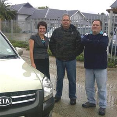 Gesteelde motors staan sonder petrol