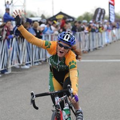 Fietsryers bring laaste eer aan Carla