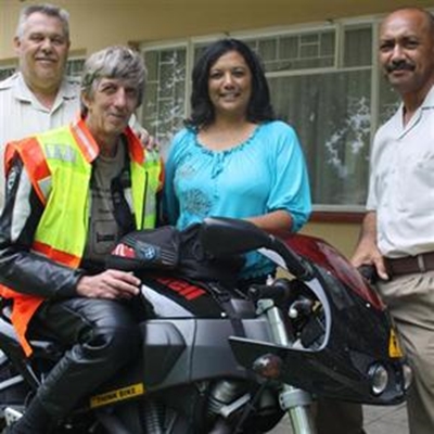 Johann blaas beuel vir MS op sy Buell