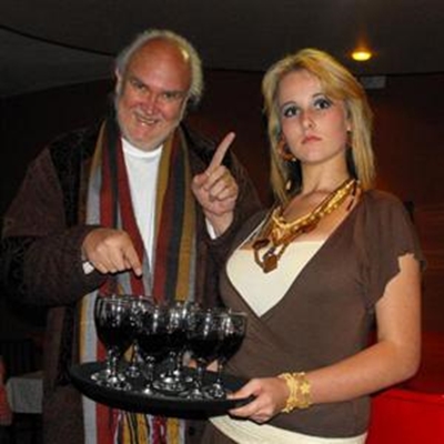 Liedjieskrywer Stef Kruger in aksie by rooi klavier