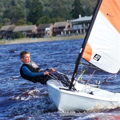 Top jong vaarders span seile op vlei