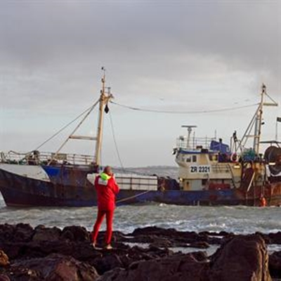 Vreeslose redders help vissers