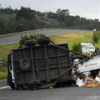 Bakkie overturns, 3 injured