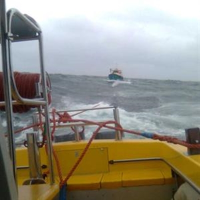 Vrywilligers trotseer 6m hoë golwe