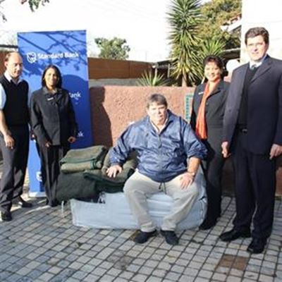 Standard Bank bring vreugde by dienssentrums