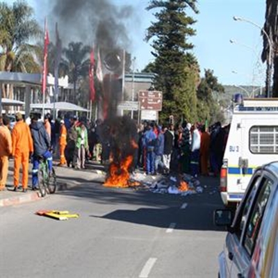 Oudtshoorn lyk soos oorlogsone