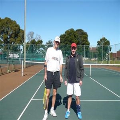 George-tennis se grotes pak mekaar op baan