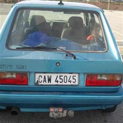 Kinders alleen in motors toegesluit