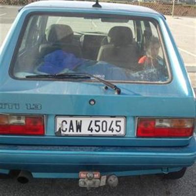 Kinders alleen in motors toegesluit