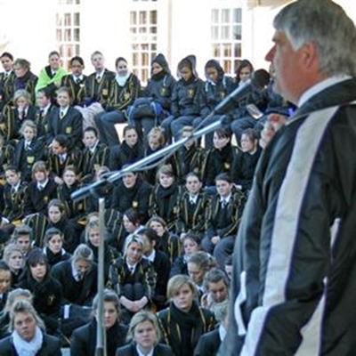 Skrywer kom praat met onderwysers en leerders 