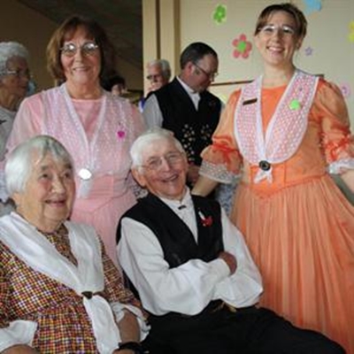 Volkspelelaer raak plesierig en vier 70 jaar