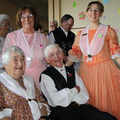 Volkspelelaer raak plesierig en vier 70 jaar