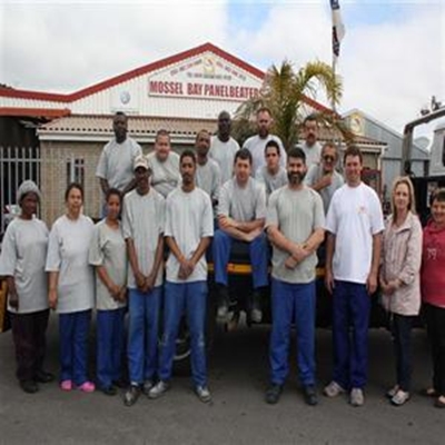 Mosselbaai Paneelkloppers vier 'n kwarteeu van topgehalte diens