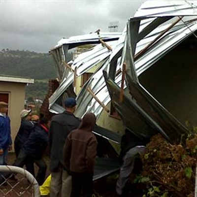 Wind ruk kerksaal se dak af