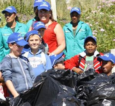 Leerders help om strande skoon te maak