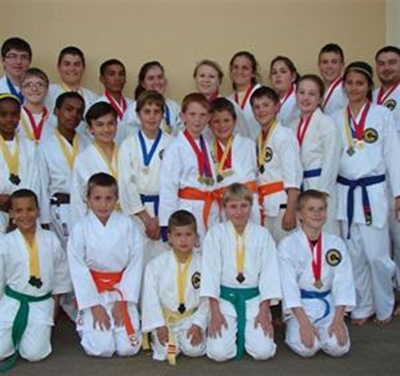 Oudtshoorn-karatekas met goud vereer
