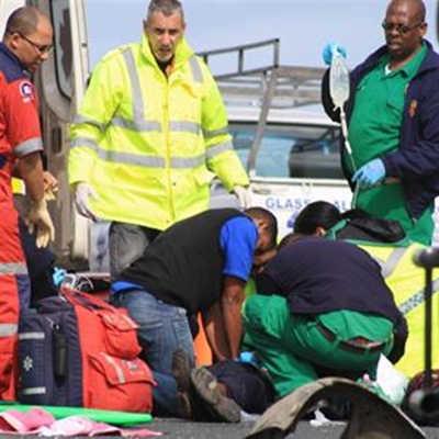 Agt sterf in grusame botsings