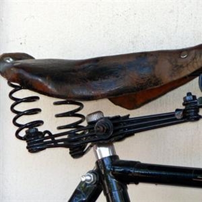 Die ontwikkeling van die motorfiets se suspensie