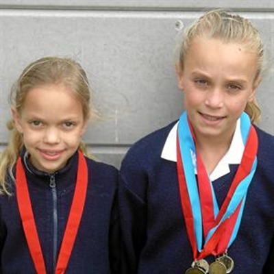 Jong gimnaste presteer