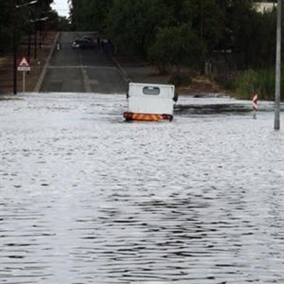 Swaar reën maak paaie onbegaanbaar