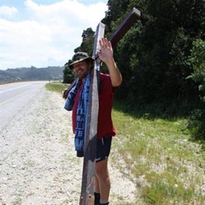 Man stap al 3 100km met houtkruis