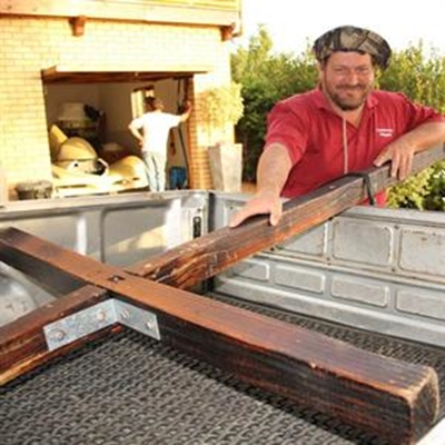 Sendeling stap steeds met houtkruis