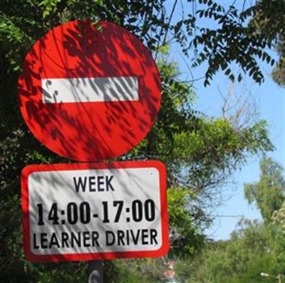 Leerlingbestuurder ry skoolkind raak