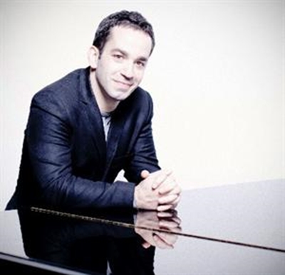 International musician on Knysna stage