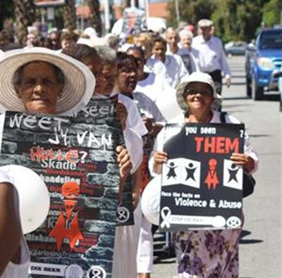 Inwoners stap vir vroue en kinders