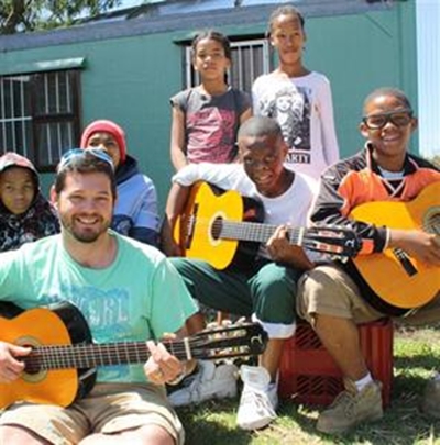 Elvis Blue se musiekskool leef voort