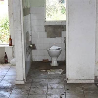 Vervalle gebou ontsier omgewing