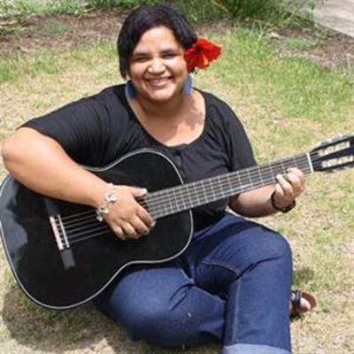 Natalie se musikale huppel maak die straatkinders se harte bly