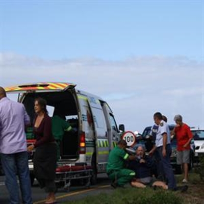 Man beseer nadat hy van motorfiets val