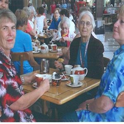 Seniors gaan voete natmaak by die see 
