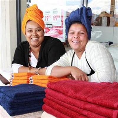 Mall’s sidewalk sale for bargain hunters 