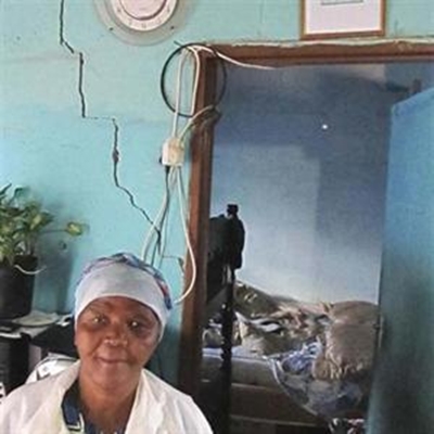 Inwoners kla oor hul swak geboude huise 