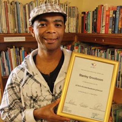 Grootboom voer iets in die mou 