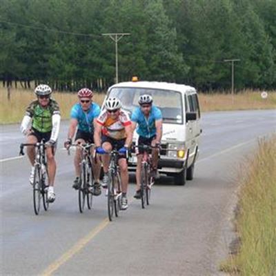 Fietsryers ry 10 dae vir vervolgde kerk 