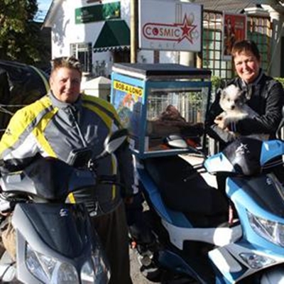 Twee scooters en ‘n hond 