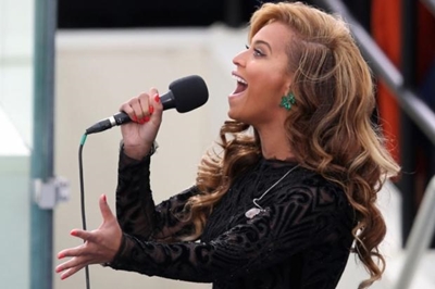 Fans back Beyonce over US anthem lip-synching