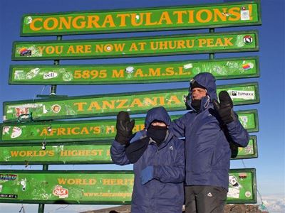 Plaaslike egpaar klim Kilimanjaro