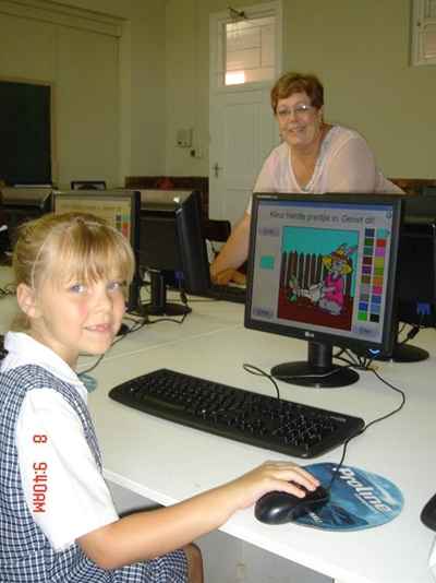 Skool spog met rekenaarsentrum