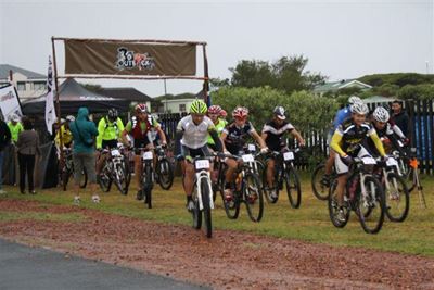 100 fietsryers in Cape Outback