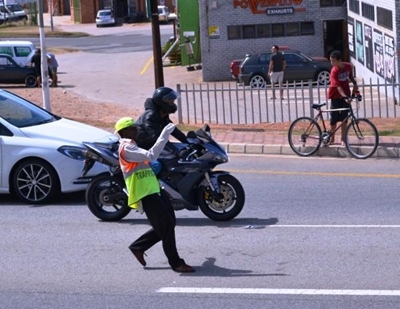 Vriendelike verkeersman op sy pos