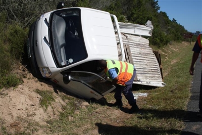 Milk truck ploughs into bakkies on N2