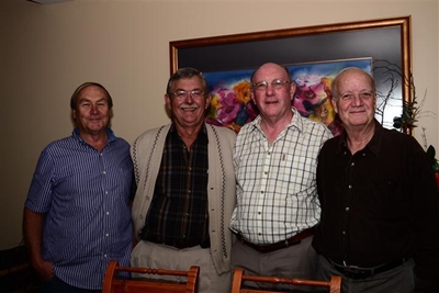 4 vriende kuier saam na 51 jaar
