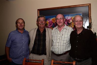 4 vriende kuier saam na 51 jaar