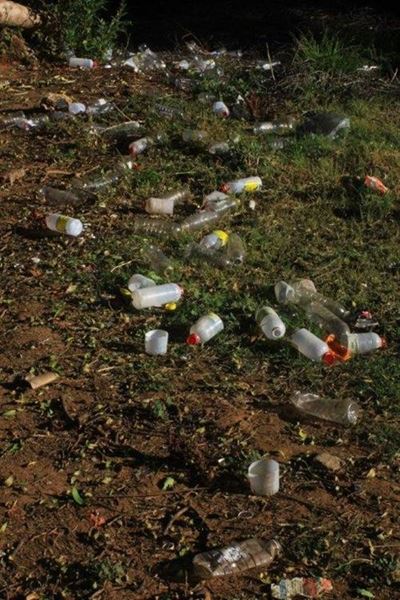 Inwoners raadop met dronk leegleêrs