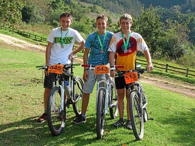 Riversdal-leerders tem bergfietswedren