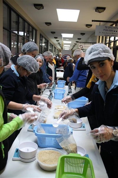 80 volunteers pack 10 000 meals